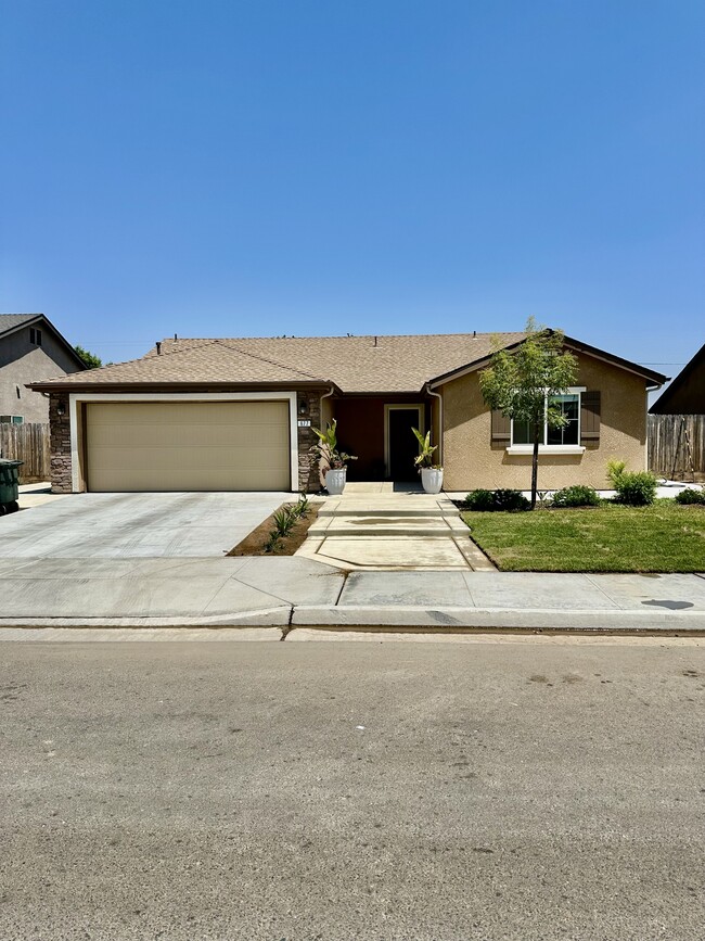 677 Country Pl in Dinuba, CA - Building Photo - Building Photo
