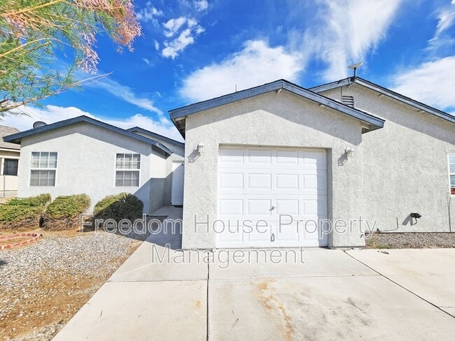 1381 Ogallala St in Pahrump, NV - Building Photo - Building Photo