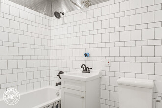 580 Fairview Ave in Queens, NY - Foto de edificio - Building Photo