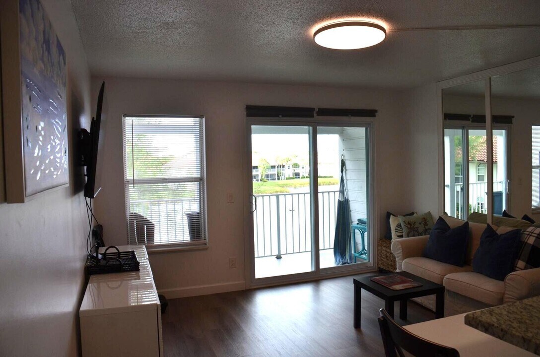 253 Cypress Point Dr in Palm Beach Gardens, FL - Foto de edificio