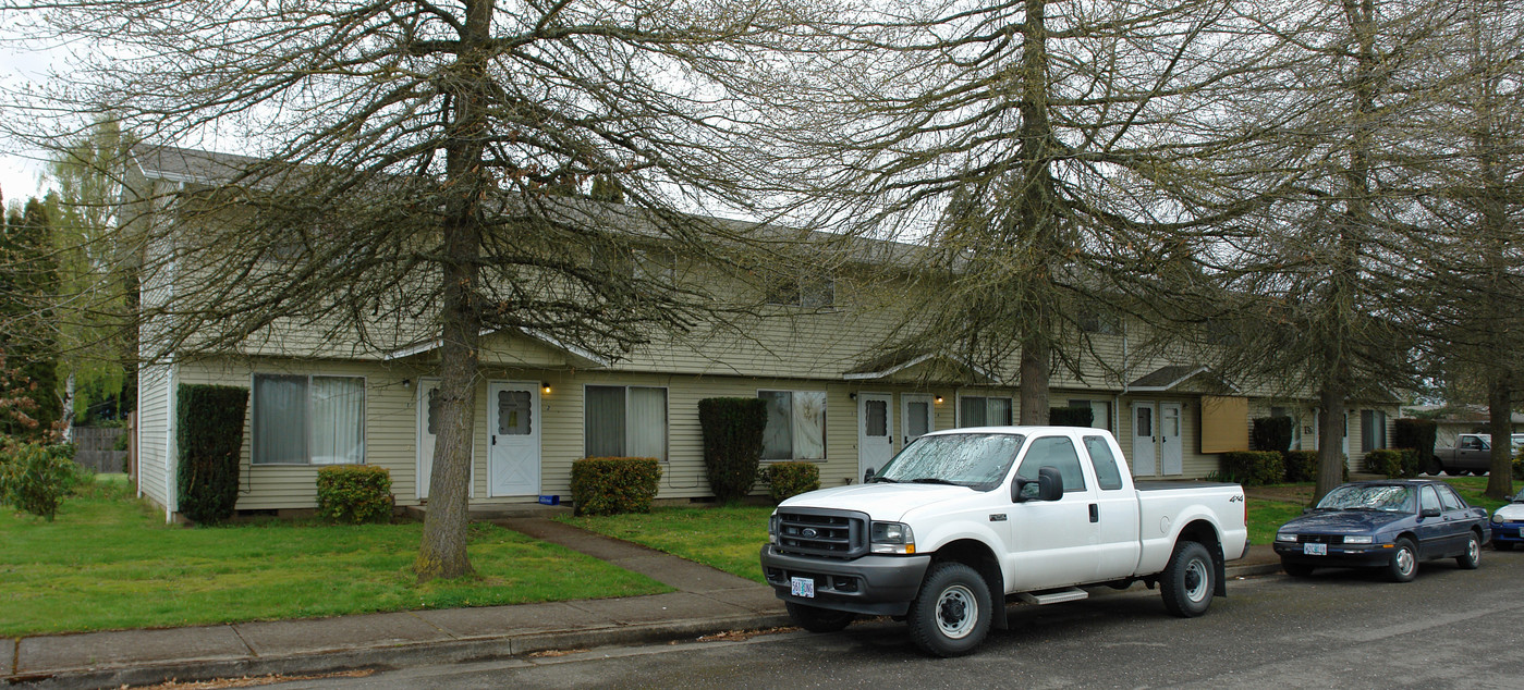 155 S 8th St in Lebanon, OR - Building Photo