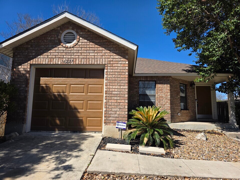 14227 Wetmore Bend in San Antonio, TX - Building Photo