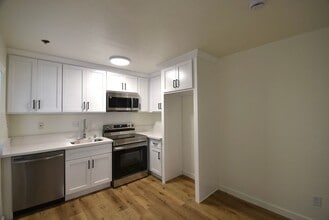 14033 Bessemer St in Los Angeles, CA - Building Photo - Building Photo