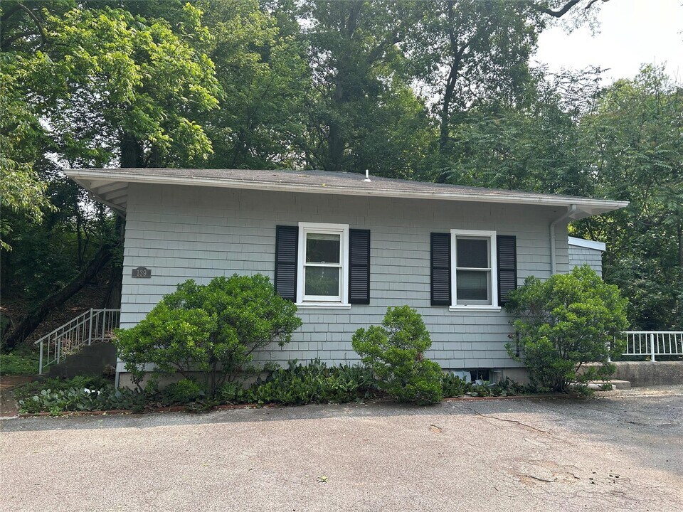 139 Cove Neck Rd in Oyster Bay, NY - Building Photo