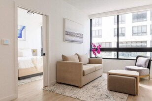 225 N Miami Ave in Miami, FL - Building Photo