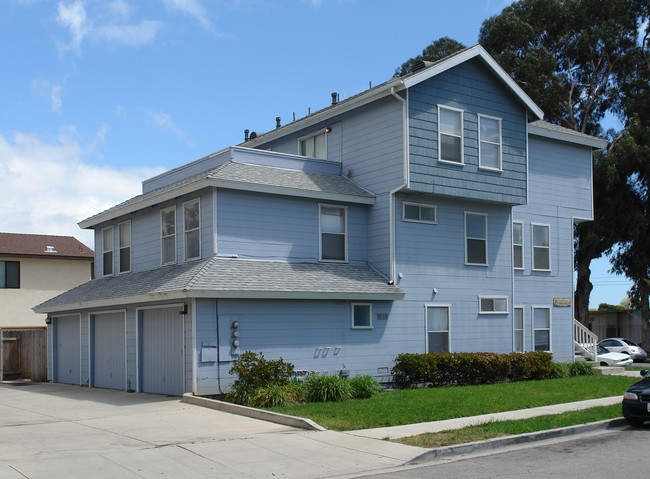 Ocean Breeze Apartments in Ventura, CA - Building Photo - Building Photo