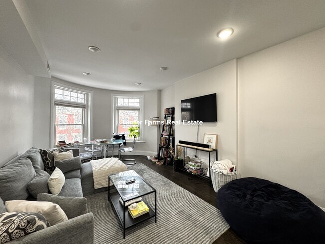 7 Strathmore Rd, Unit 3 in Brookline, MA - Building Photo - Building Photo