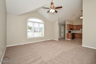 5613 Ree Dr in Louisville, KY - Building Photo - Building Photo