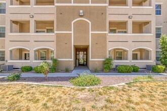 8777 W Maule Ave in Las Vegas, NV - Foto de edificio - Building Photo