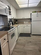 4900 Brittany Dr S in St. Petersburg, FL - Foto de edificio - Building Photo