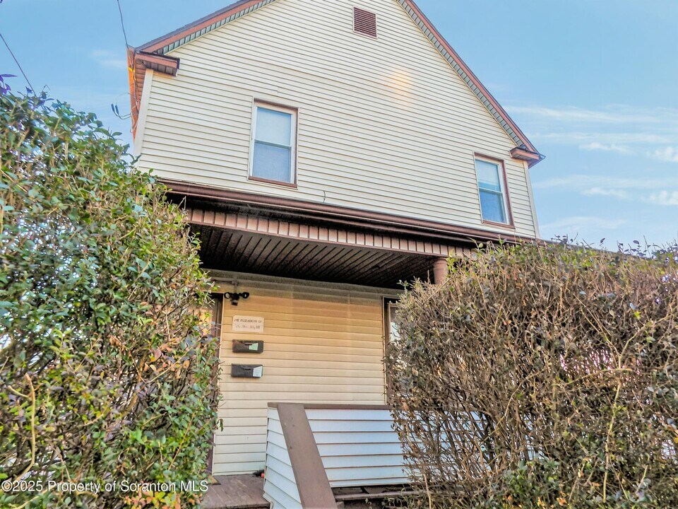 216 Elizabeth St in Dunmore, PA - Building Photo