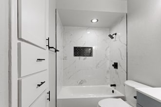 1304 Pinewood Ct in Midwest City, OK - Foto de edificio - Building Photo