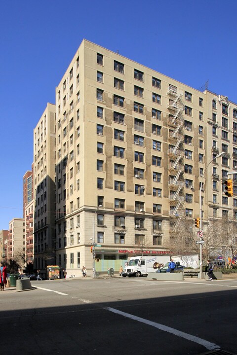 Regnor Court in New York, NY - Building Photo