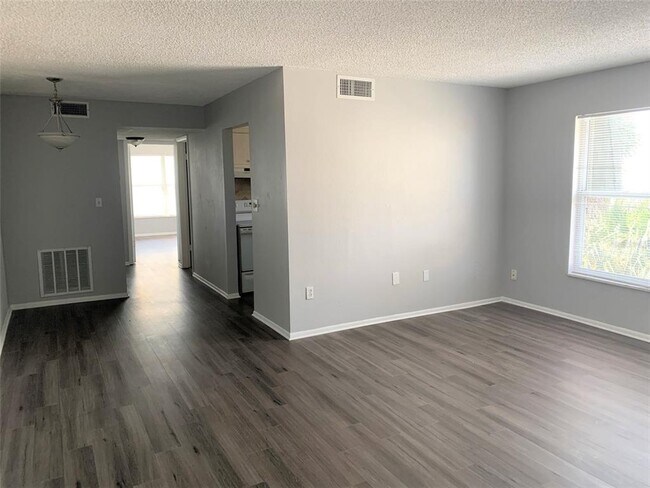 14120 Palm St-Unit -203 in Madeira Beach, FL - Building Photo - Building Photo