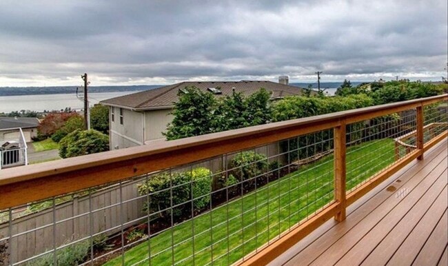 5602 Green Hills Ave NE in Tacoma, WA - Building Photo - Building Photo