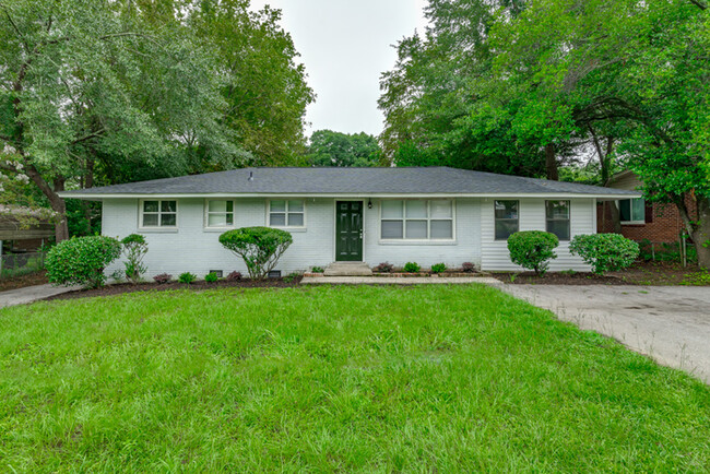 2108 Leesburg Rd in Columbia, SC - Foto de edificio - Building Photo