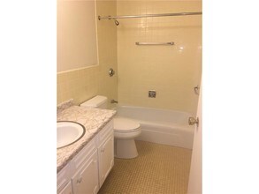 401 Bellevue Ave-Unit -203 in Newport, RI - Foto de edificio - Building Photo