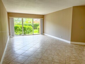 8781 Wiles Rd in Coral Springs, FL - Foto de edificio - Building Photo