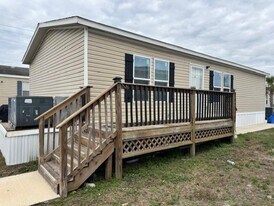 240 Creek Water Cir in Town 'n' Country, FL - Building Photo
