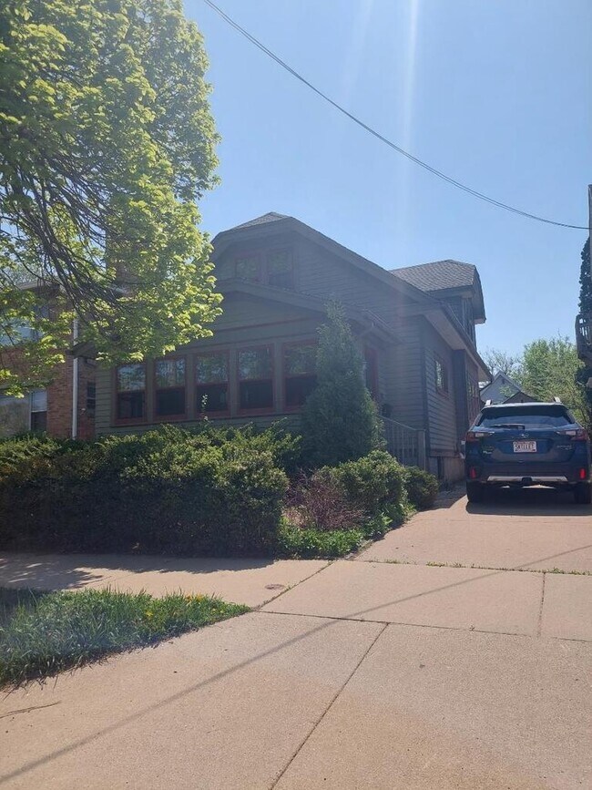 2105 E Washington Ave Apartments and Nearby Madison Apartments For Rent