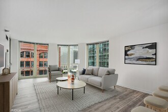 345 N LaSalle St in Chicago, IL - Building Photo - Building Photo