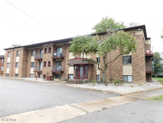 property at 1860 Mahoning Ave NW