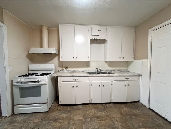 3519 4th St in Bay City, TX - Building Photo - Building Photo