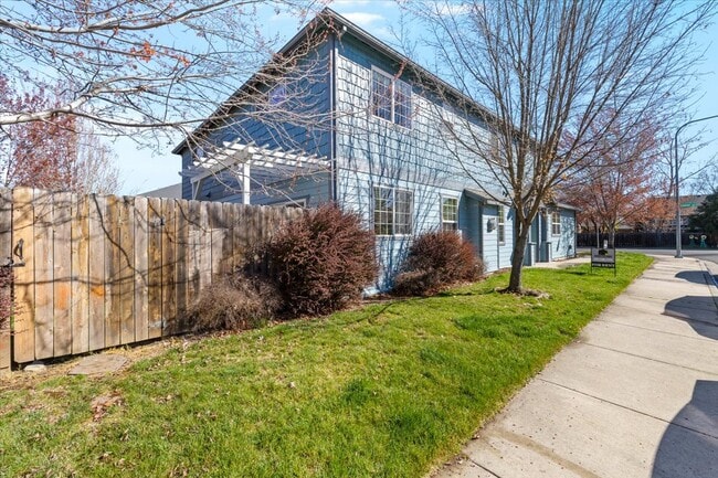 2350 Finch Ln in Medford, OR - Building Photo - Building Photo