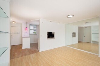 3703 NE 166th St, Unit 408 in North Miami Beach, FL - Building Photo - Building Photo