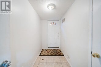 5 Claresholme Dr in Toronto, ON - Building Photo - Building Photo