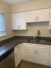 102 E Rhodes Dr in New Smyrna Beach, FL - Building Photo - Building Photo