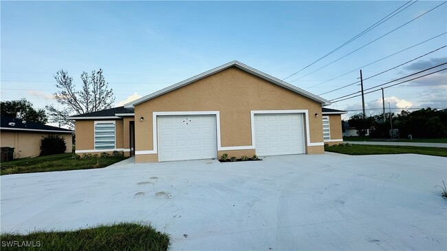 1825 SW Santa Barbara Pl in Cape Coral, FL - Building Photo - Building Photo