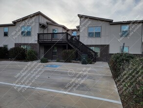 2200 Creekside Ln in Georgetown, TX - Foto de edificio - Building Photo