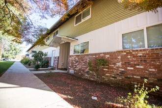 414 E 9th St, Unit 12 in Newberg, OR - Foto de edificio - Building Photo