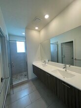 6425 NW 103rd Pl in Doral, FL - Foto de edificio - Building Photo