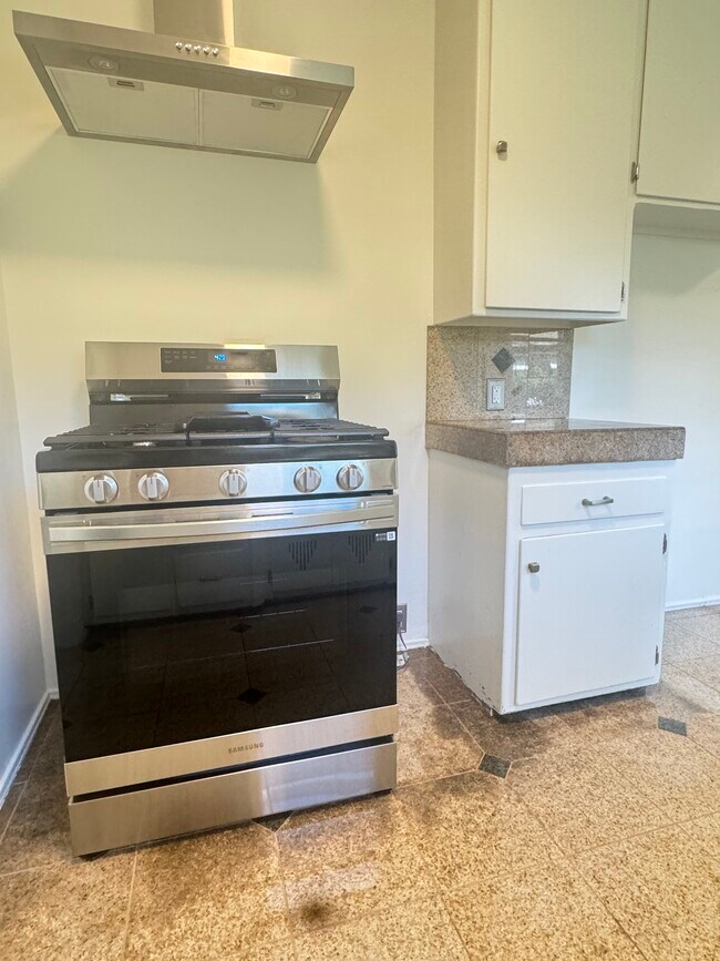 8616 McConnell Ave in Los Angeles, CA - Foto de edificio - Building Photo