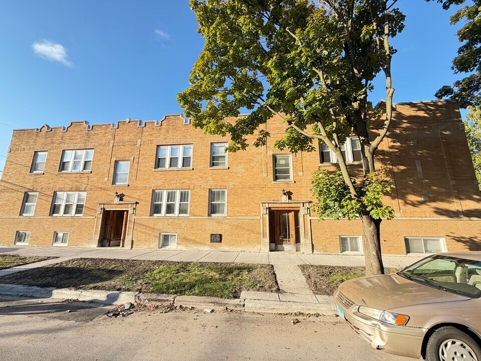 5842 W Barry Ave in Chicago, IL - Building Photo