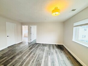11 Langdon St, Unit 201 in Everett, MA - Building Photo - Building Photo