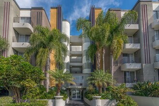 Essex Properties at Miracle Mile in Los Angeles, CA - Foto de edificio - Building Photo