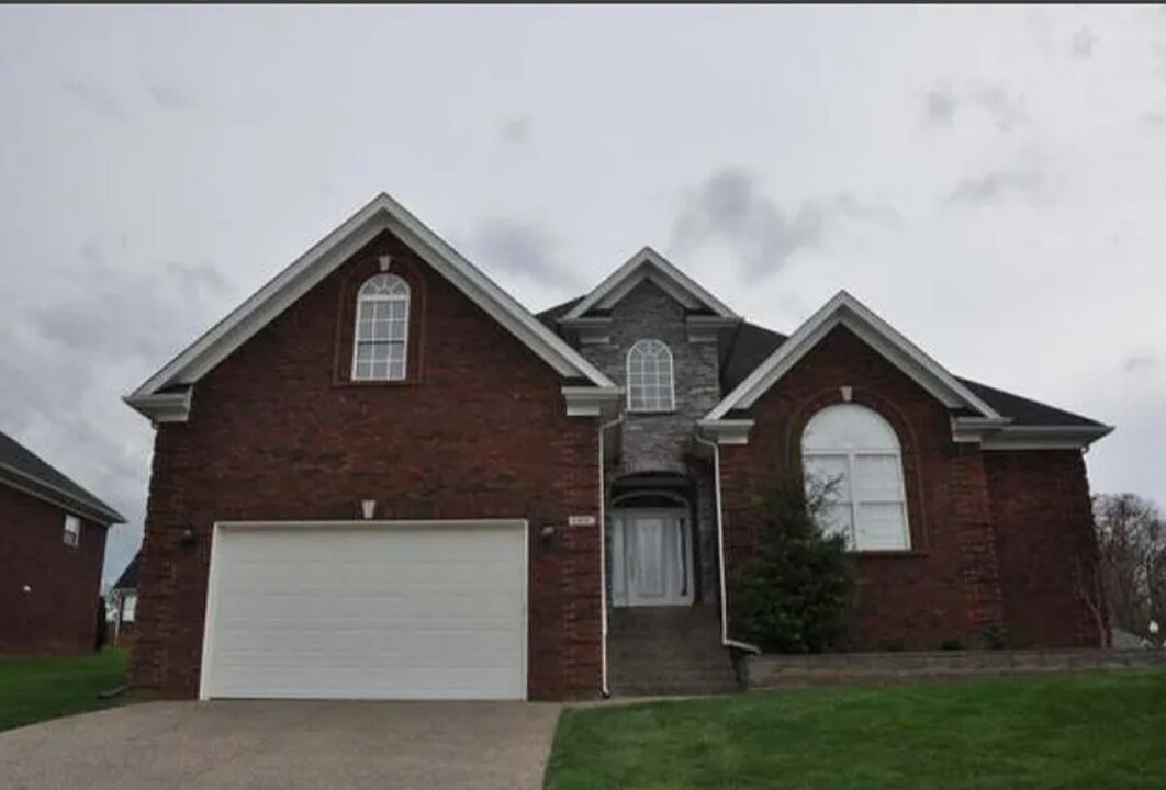 9300 Grandstand Ct in Louisville, KY - Building Photo