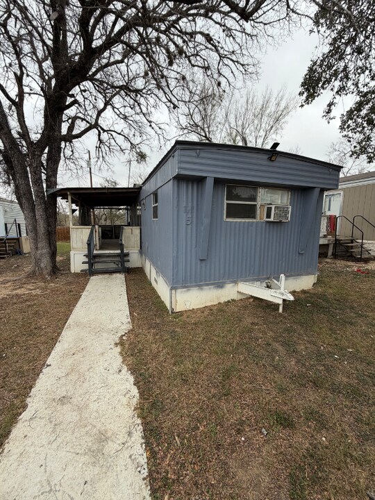 110 4th St in Natalia, TX - Foto de edificio