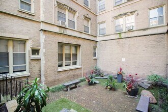 901 W Argyle St in Chicago, IL - Foto de edificio - Building Photo