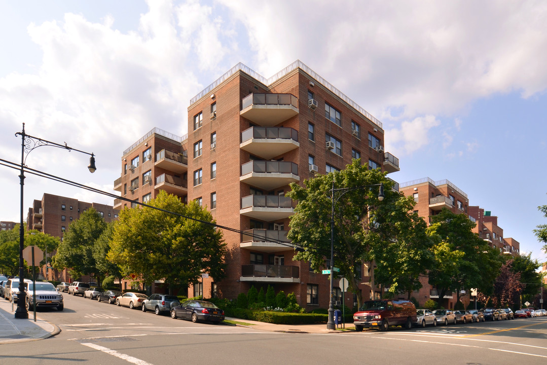 The Tudor in Riverdale, NY - Foto de edificio