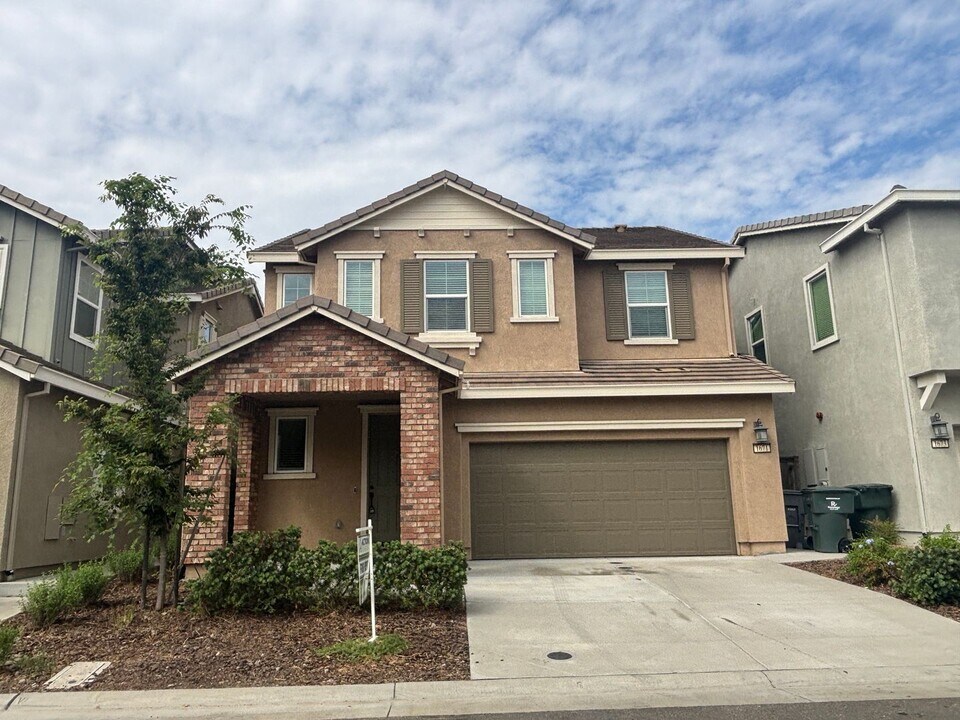 1671 Lion St in Rocklin, CA - Building Photo