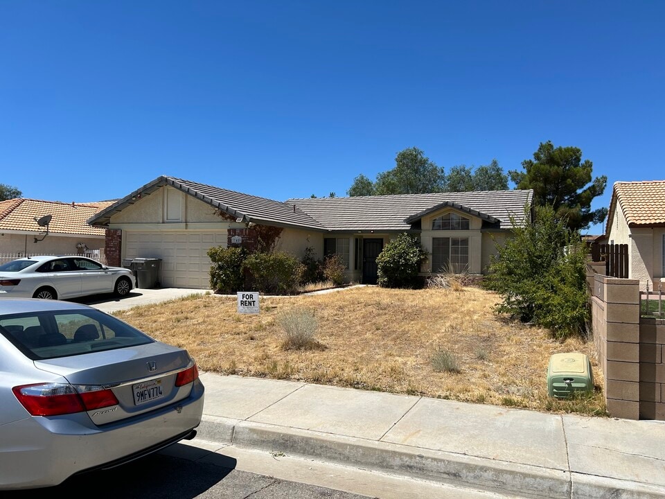 37409 Whitehall Ln in Palmdale, CA - Building Photo