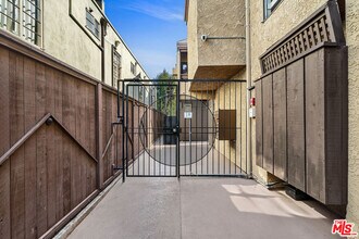 906 Kings Rd in West Hollywood, CA - Building Photo - Building Photo