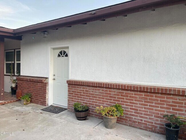 1313 Mariposa Dr in Santa Paula, CA - Building Photo - Building Photo