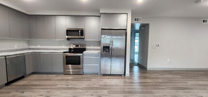 7040 Woodman Ave in Los Angeles, CA - Building Photo - Building Photo