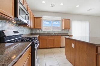 6416 N Setting Moon St in North Las Vegas, NV - Foto de edificio - Building Photo