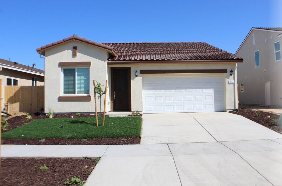 717 Suzanne Dr in Merced, CA - Building Photo